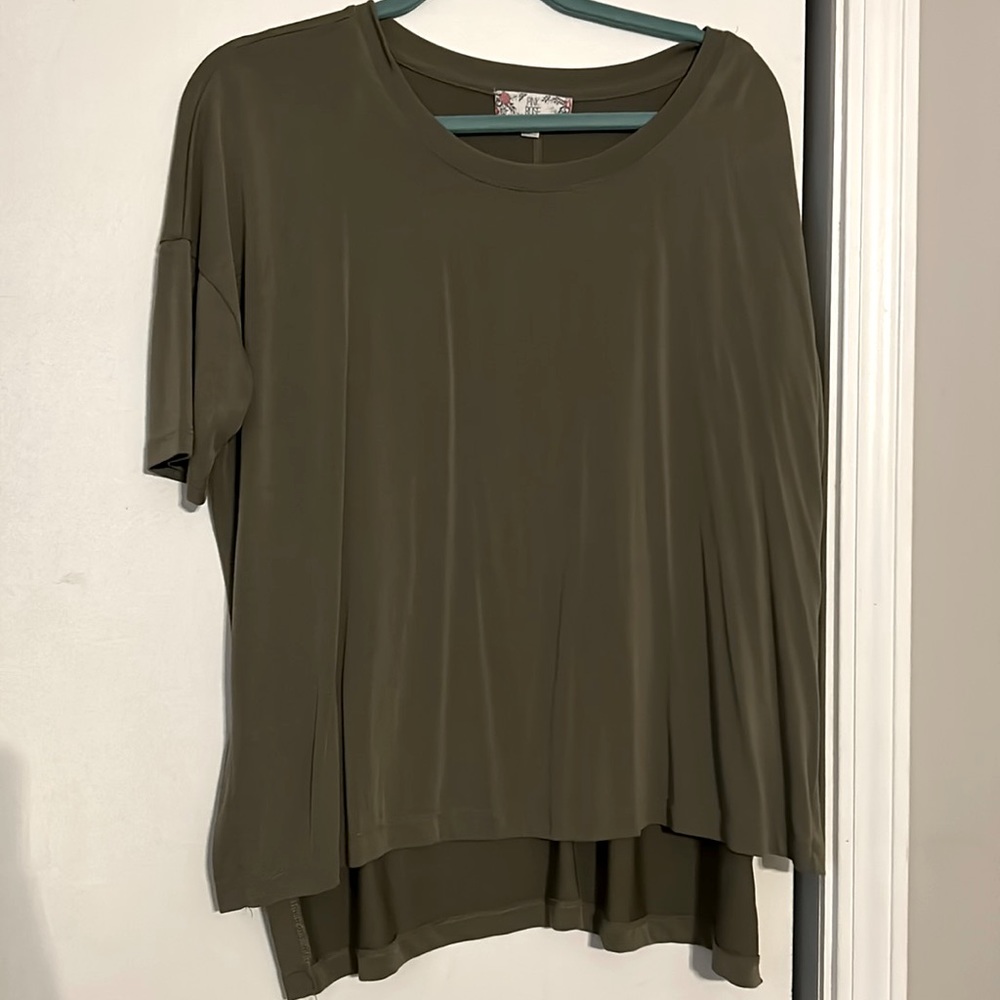 Pink rose hunter green tee